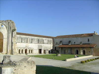 Abbaye de trizay route des tresors de saintonge guide du tourisme de la charente maritime