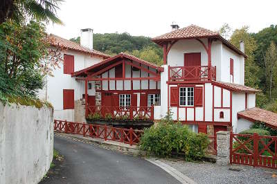 Bastide clairence maisons dans la bastide classe plus beaux villages de france routes touristiques des pyrenees atlantiques guide du tourisme nouvelle aquitaine