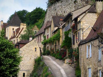 Beynac et cazenac les ruelles vers le chateaux routes touristiques de la dordogne guide du tourisme de nouvelle aquitaine