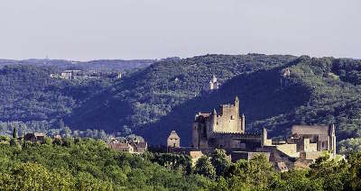 Beynac et cazenac vue sur le chateaux routes touristiques de la dordogne guide du tourisme de nouvelle aquitaine