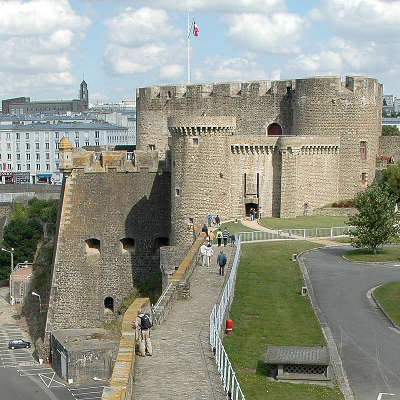 Brest ville d art et d histoire le donjon du chateau de brest vu de la tour de brest routes touristiques dans le finistere guide du tourisme en bretagne