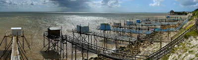 Carrelets dans l estuaire a talmont sur gironde route verte guide du tourisme de la gironde aquitaine