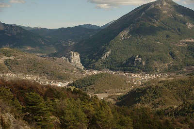 Castellane et le roc route napoleon guide touristique alpes de haute provence