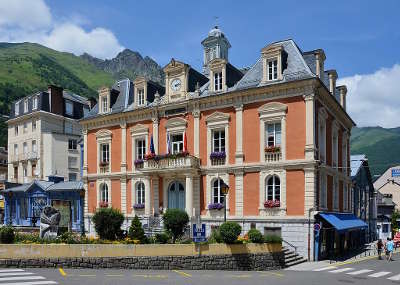 Cauterets hotel de ville routes touristiques des hautes pyrenees guide du tourisme de midi pyrenees