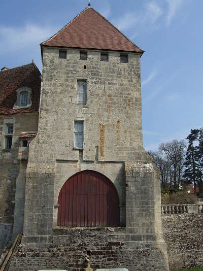 Chateau d epoisses tour bourdillon routes touristiques en cote d or guide du tourisme en bourgogne