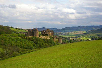 Chateau de berze vue sur la vallee de la petite grosne et le vignoble du maconnais routes touristiques en cote d or guide du tourisme en bourgogne