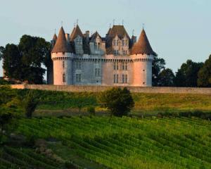 Chateau de monbazillac la route des vins de bergerac guide du tourisme de la dordogne aquitaine