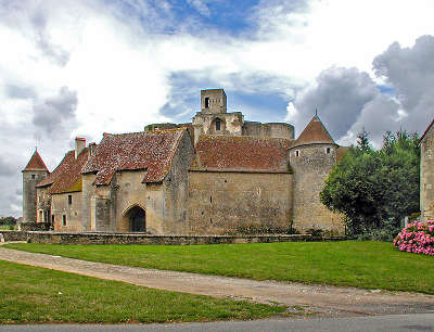 Chateau de sagonne l entree medievale routes touristiques dans le cher guide du tourisme centre val de loire