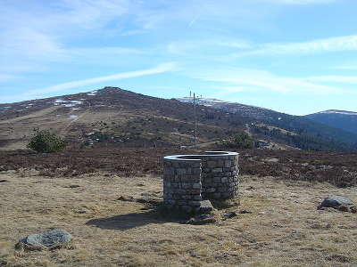 Col du beal table d orientation de roche courbe 1 433 m et vue sur les sommets de peyre mayou et pierre sur haute routes touristiques du puy de dome guide touristique auvergne