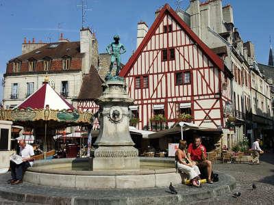Dijon ville d art et d histoire la fontaine le vendangeur ou du bareuzai place francois rude routes touristiques de la cote d or guide touristique de bourgogne