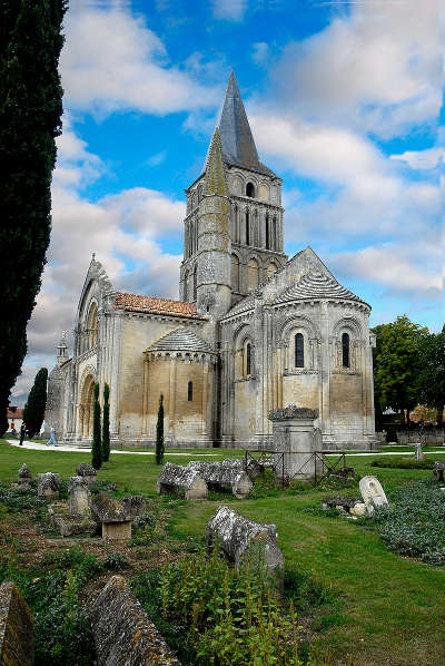 Eglise saint pierre d aulnay route des tresors de saintonge guide du tourisme de la charente maritime
