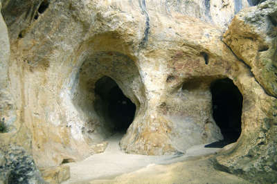 Entree de la grotte de font de gaume route touristique sur les pas du cro magnon guide du tourisme dordogne