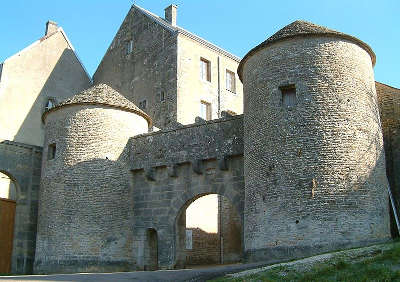 Flavigny sur ozerain l une des portes plus beaux villages de france routes touristiques en cote d or guide du tourisme en bourgogne