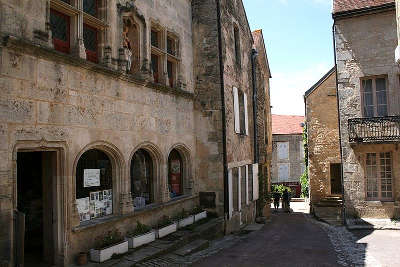 Flavigny sur ozerain la maison au donataire plus beaux villages de france routes touristiques en cote d or guide du tourisme en bourgogne