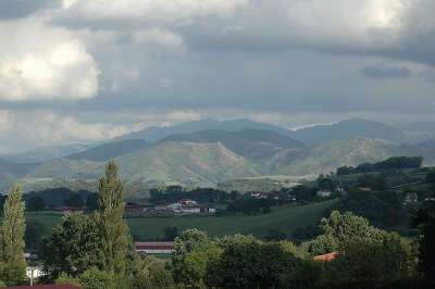 Irouleguy route des cols des pyrenees guide du tourisme des pyrenees atlantiques aquitaine