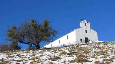 La chapelle saint antoine d osquich la route de la soule la mysterieuse les routes touristiques pyrenees atlantiques guide du tourisme nouvelle aquitaine