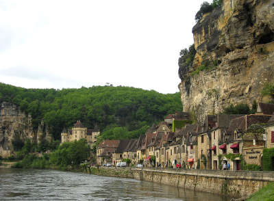 La roque gageac au bord de la dordogne plus beaux villages de france routes touristiques de la dordogne guide touristique de nouvelle aquitaine