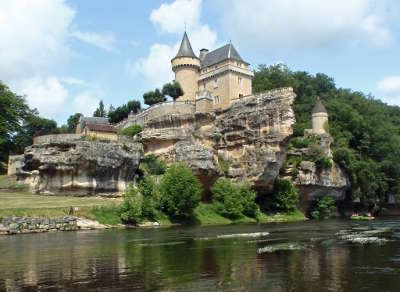 Le chateau de belcayre surplombe la vezere depuis son eperon rocheux