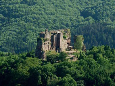 Le chateau vu du hohenbourg route des chateaux d alsace guide du tourisme copie