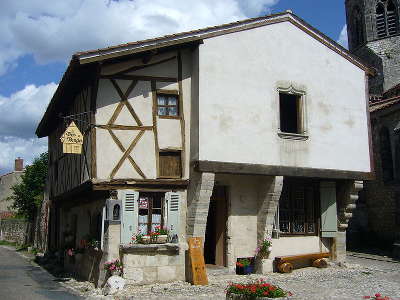 Maison a colombages de charroux a cote de l eglise plus beaux villages de france routes touristiques de l allier guide touristique auvergne