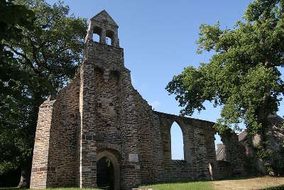 Malestroit ruines de la chapelle de la madeleine petite cite de caractere routes touristiques dans le morbihan guide du tourisme en bretagne
