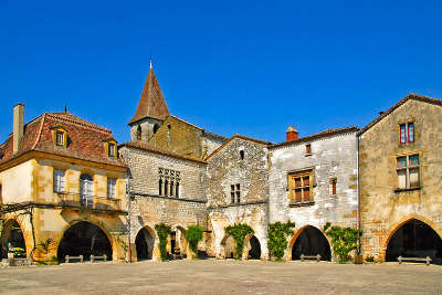 Monpazier bastide la place l un des plus beaux villages de france les routes touristiques de la dordogne guide touristique de nouvelle aquitaine