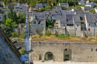 Montsoreau plus beau village vue sur le village les routes touristiques de maine et loire guide du tourisme du pays de la loire