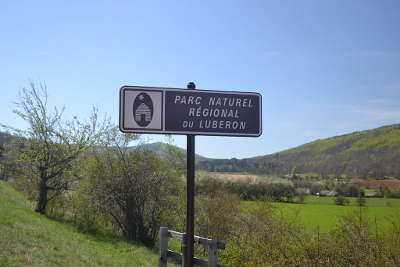 Parc naturel regional du luberon panneaux marquant les entrees dans le parc routes touristiques du vaucluse guide du tourisme de provence alpes cote d azur