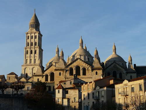 Perigueux la cathedrale saint front routes touristiques de dordogne guide du tourisme de nouvelle aquitaine