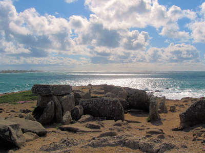 Pointe de la torche le tumulus ecrete laisse apparaitre le dolmen route du vent solaire routes touristiques dans le finistere guide du tourisme en bretagne