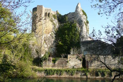 Ruines du chateau royal de roquemaure route des vins du cote du rhone guide touristique du gard