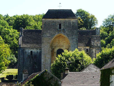 Saint amand de coly au dessus des toits du village la masse de l abbaye routes touristiques de dordogne guide du tourisme en nouvelle a copie