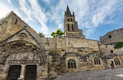 Saint emilion eglise monolithe de saint emilion routes touristiques en gironde guide du tourisme nouvelle aquitaine