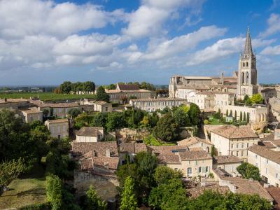 Saint emilion vue generale de la cite medievale dominee par le clocher de l eglise monolithe route du patrimoine route des vins de bordeaux guide du tourisme de la gironde aquitain