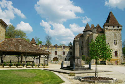 Saint jean de cole les halles et le chateaux l un des plus beaux villages de france les routes touristiques de la dordogne guide touristique de nouvelle aquitaine