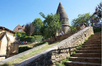 Sarlat la lanterne des morts routes touristiques de dordogne guide du tourisme de nouvelle aquitaine