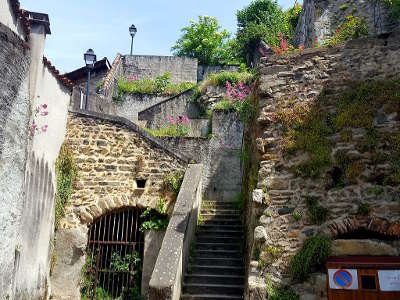 Thiers passage en escalier gravissant un rocher en centre ancien routes touristiques du puy de dome guide touristique auvergne