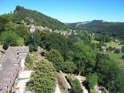 Tournemire le village vu du chateau d anjony plus beaux villages de france routes touristiques du cantal guide touristique auvergne