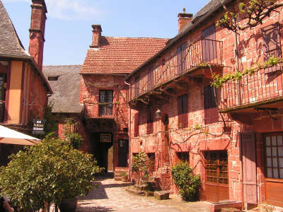 Une rue a collonges la rouge route de la noix guide du tourisme de correze