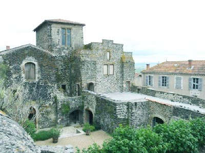 Usson le chateaux plus beau village de france les routes touristiques du puy de dome guide touristique auvergne