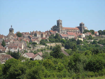 Vezelay grand sanctuaire petite ville plus beaux villages de france routes touristiques en cote d or guide du tourisme en bourgogne