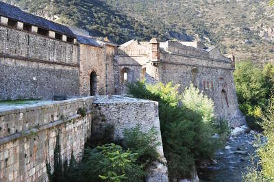 Villefranche de conflent remparts plus beaux villages routes touristiques des pyrenees orientale guide du tourisme occidanie