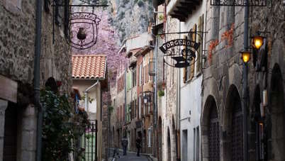 Villefranche de conflent ruelles plus beaux villages routes touristiques des pyrenees orientale guide du tourisme occidanie