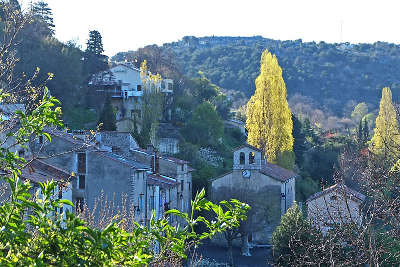 Vue sur l eglise d escragnolles depuis la route napoleon guide du tourisme alpes maritimes routes touristiques