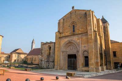 Abbaye benedictine de charlieu routes touristiques de la loire guide du tourisme de rhone alpes