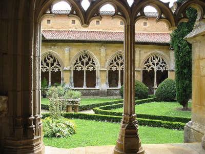 Abbaye de cadouin cloitre routes touristiques de la dordogne guide du tourisme d aquitaine