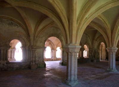 Abbaye de fontenay la salle capitulaire routes touristiques de la cote d or guide touristique de bourgogne