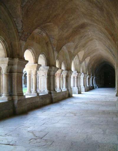 Abbaye de fontenay le cloitre est une galerie couverte encadrant la cour du monastere routes touristiques de la cote d or guide touristique de bourgogne
