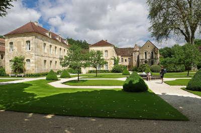 Abbaye de fontenay le logis abbatial routes touristiques de la cote d or guide touristique de bourgogne