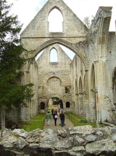 Abbaye de jumieges eglise saint pierre facade pre romane nef gothique routes touristiques de seine maritime guide touristique de la haute normandie